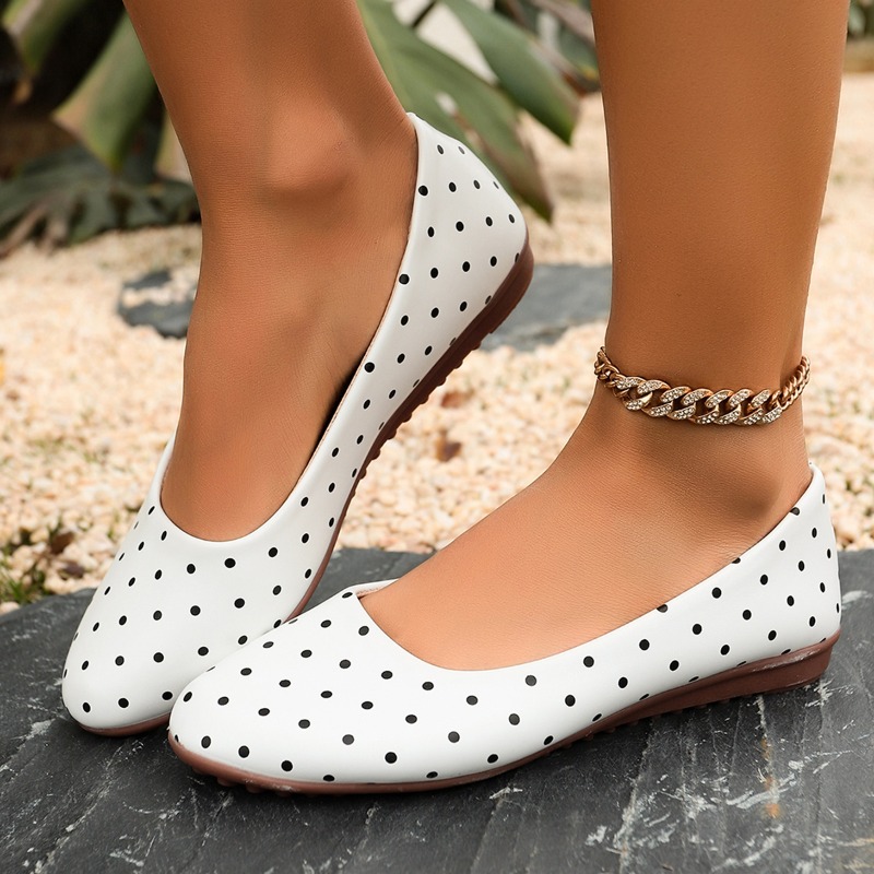 Women Shoes Loafers - รองเท้าส้นเตี้ยสีขาวลายจุดสำหรับผู้หญิง หัวกลม ส้นเตี้ย 1.5 ซม. พื้นนุ่ม