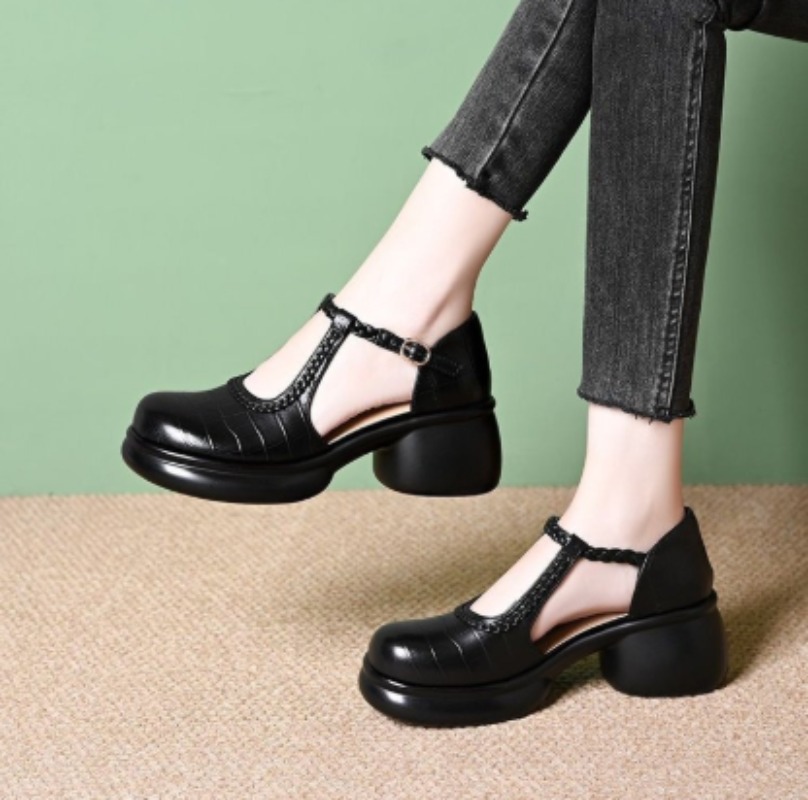 Women Shoes Black - รองเท้าส้นสูงแบบแมรี่เจนสำหรับผู้หญิง สีดำ ลายหนังจระเข้ สายรัดรูปตัว T พร้อมดีไซน์หัวเข็มขัด